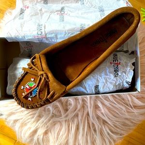 Minnetonka Moccasins 403J - Women's Me To We Moccasin - Dusty Brown Suede